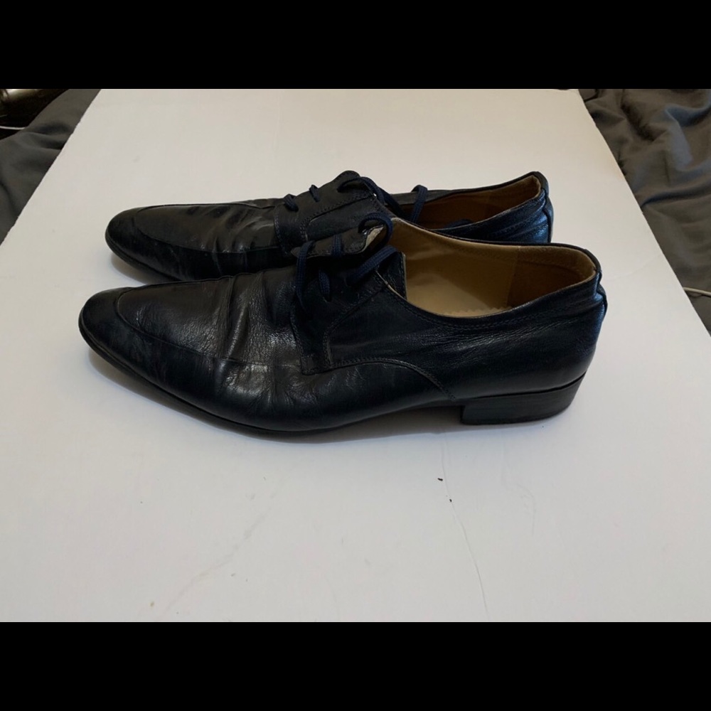Pair leather shoes
